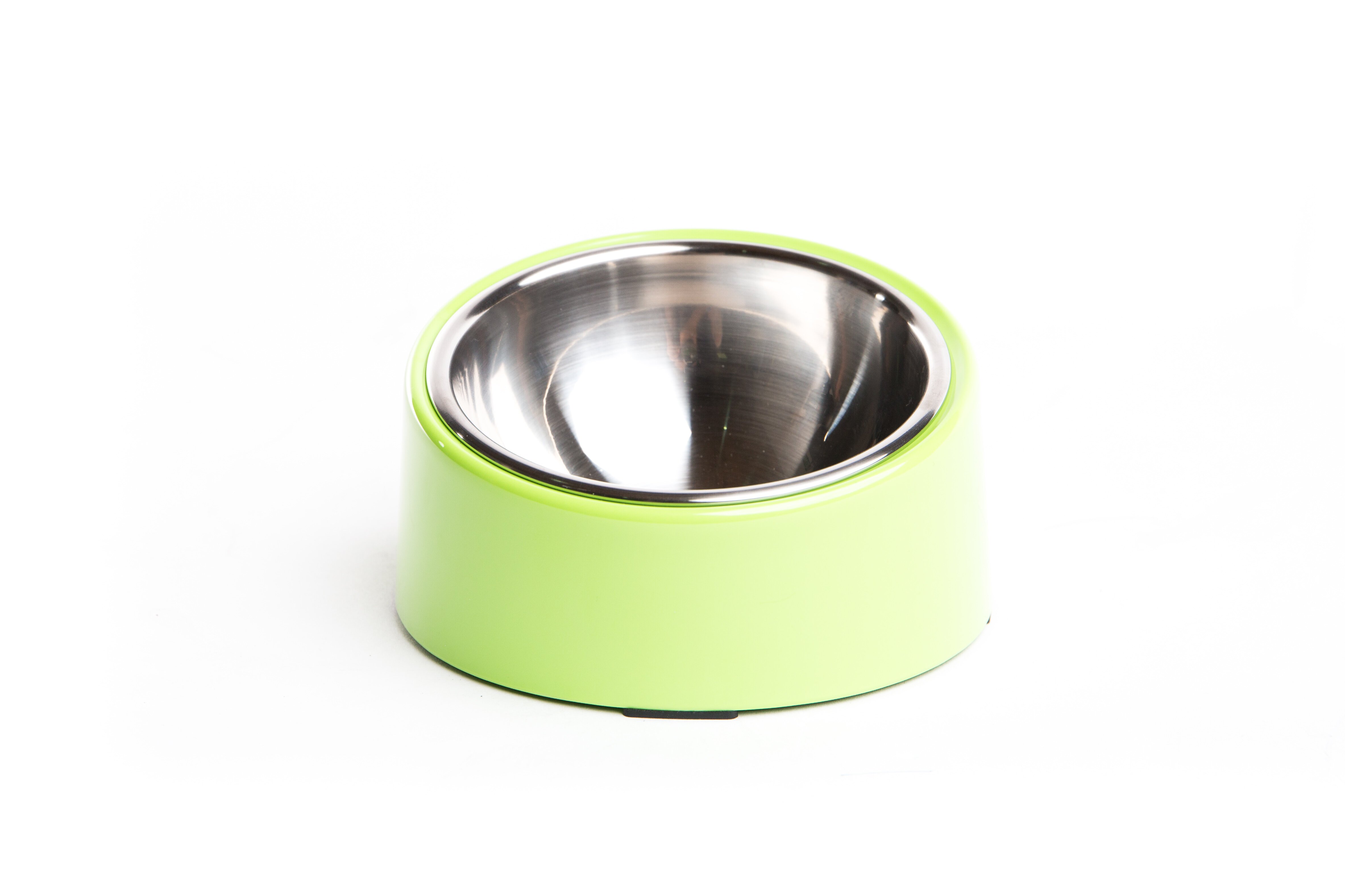 Angled dog outlet bowl